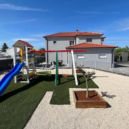 Ela Zadar Feriehus *